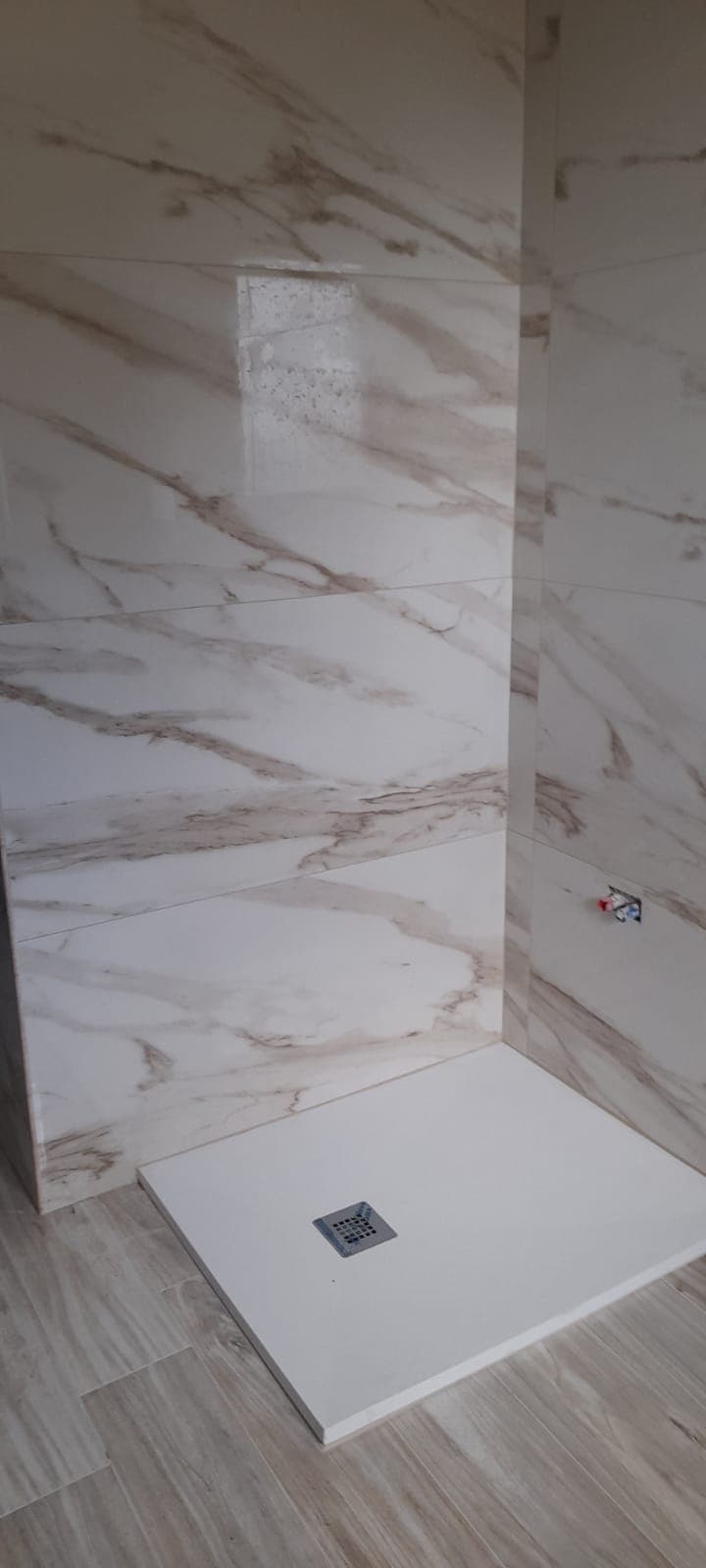 Doccia rivestita con piastrelle effetto marmo