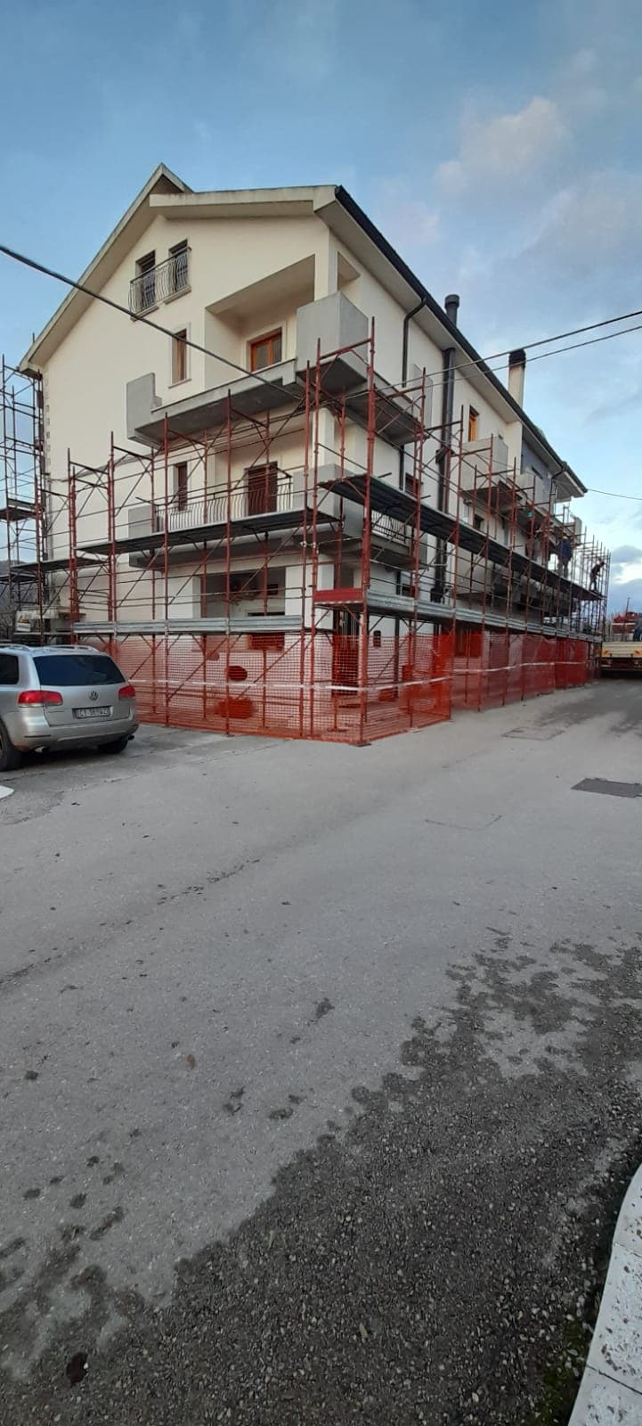 Edificio residenziale con ponteggio per lavori di facciata