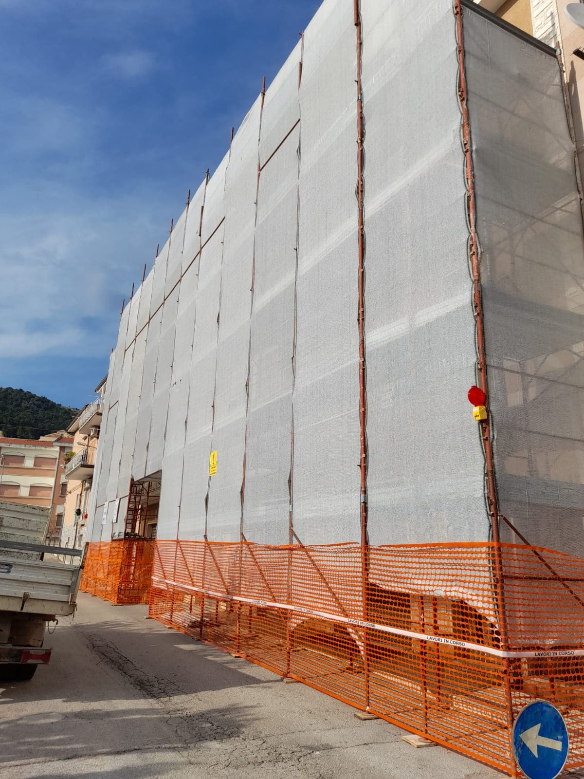 Facciata coperta da ponteggio e rete di sicurezza