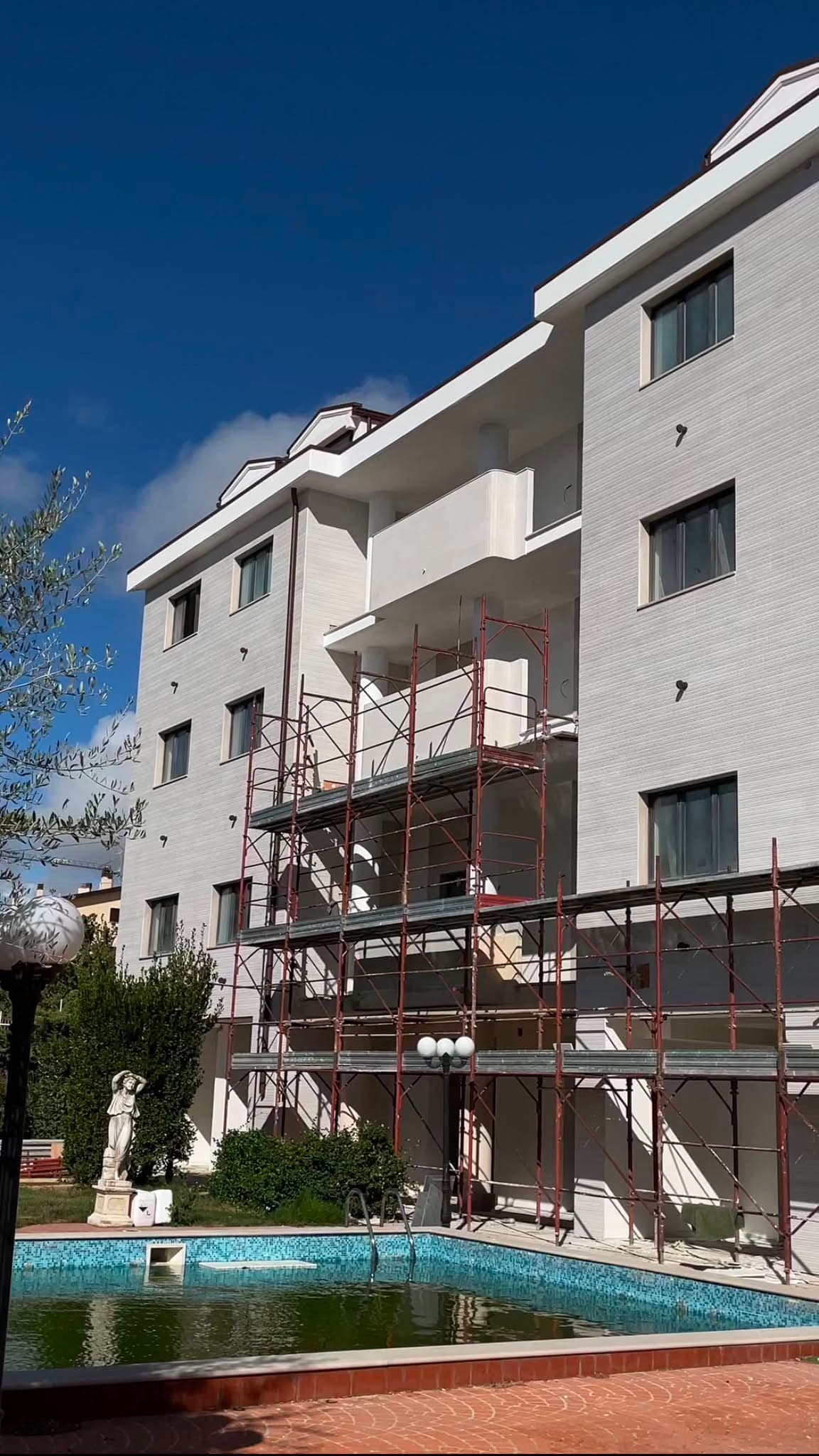 Area esterna residenziale durante lavori di finitura